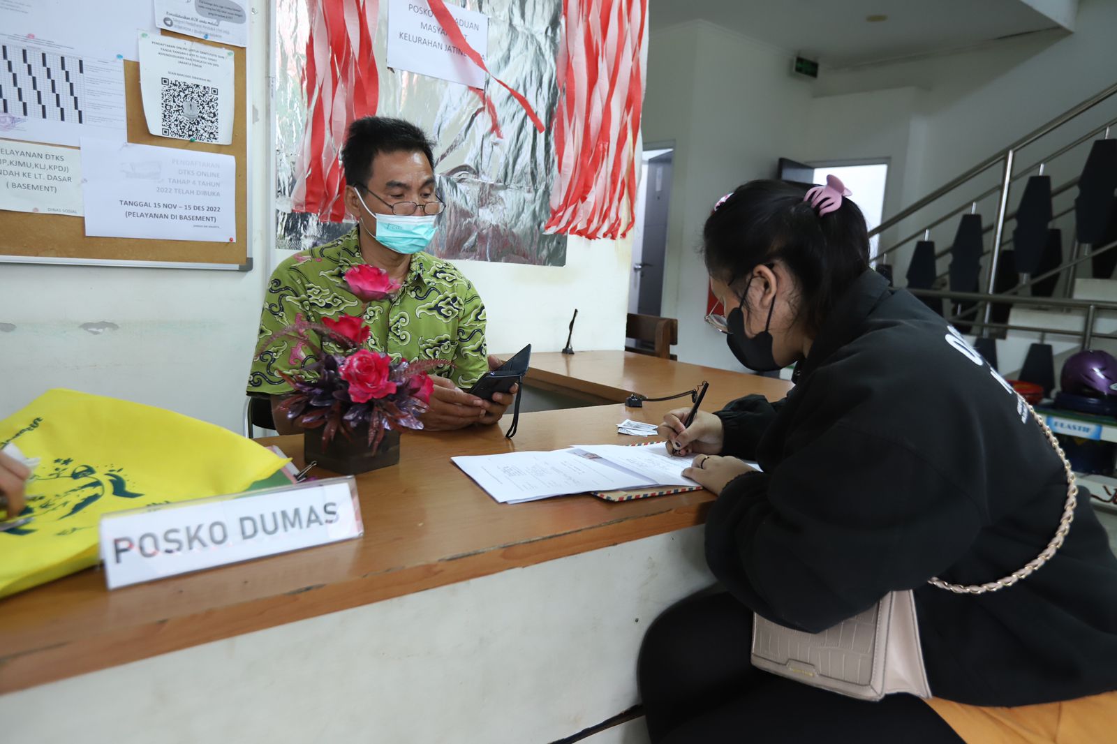 Warga Manfaatkan Posko Pengaduan Masyarakat Di Kantor Kelurahan Jatinegara