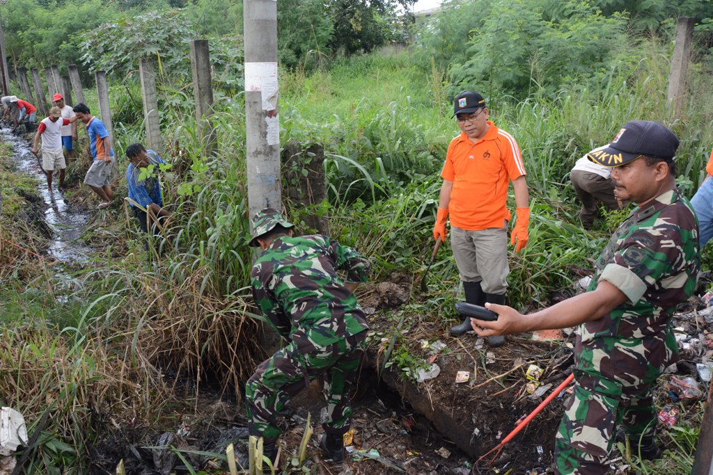Berkat Kerja Bakti, Saluran Air Di RW 11 Kelurahan Pondok Kopi Jadi Lancar