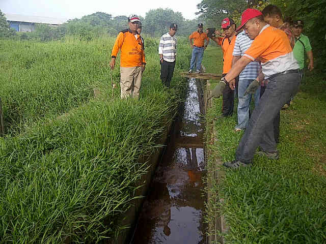 Walikota Jaktim Kerja Bakti Bersama Warga RW 06 Kelurahan Cakung Timur