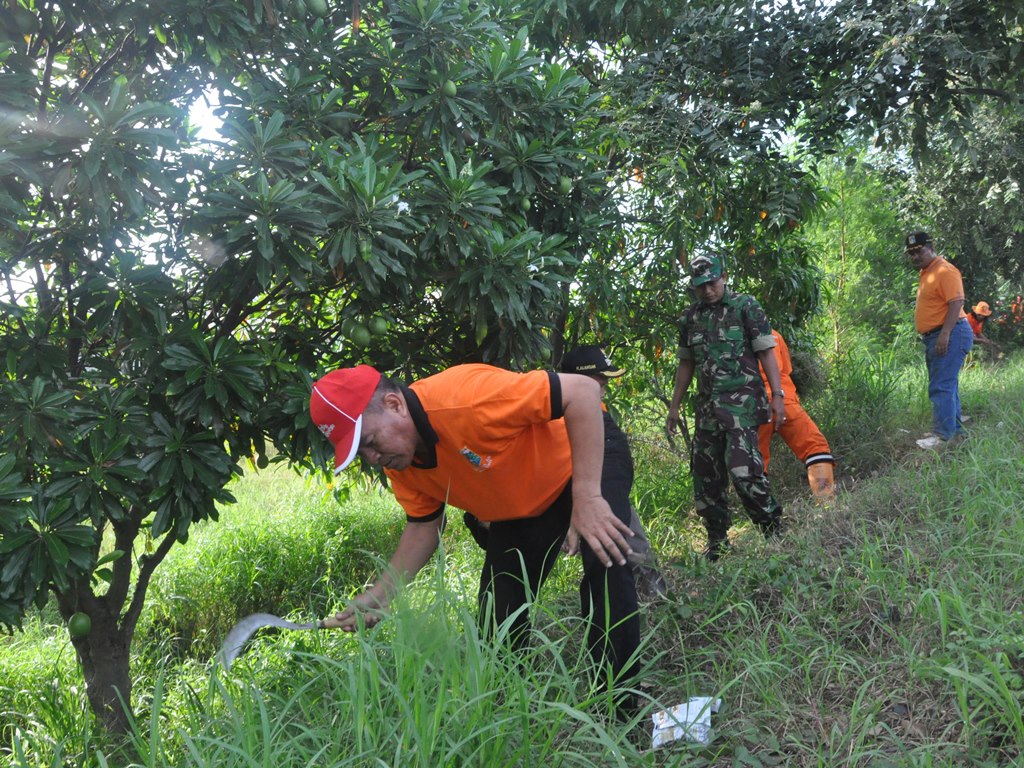 Walikota Pimpin Bersih-Bersih KBT Di Kelurahan Cakung Timur