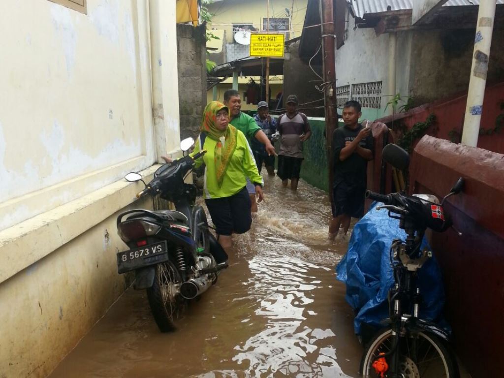 Tanggul Jebol, Warga RW 13 Kelurahan Cipinang Muara Kebanjiran