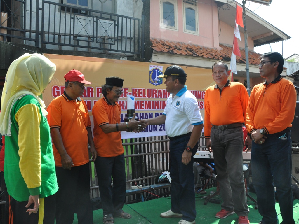 2.000 Ikan Cupang Dan 145 Lavitrap Disebar Di Kelurahan Cakung Timur