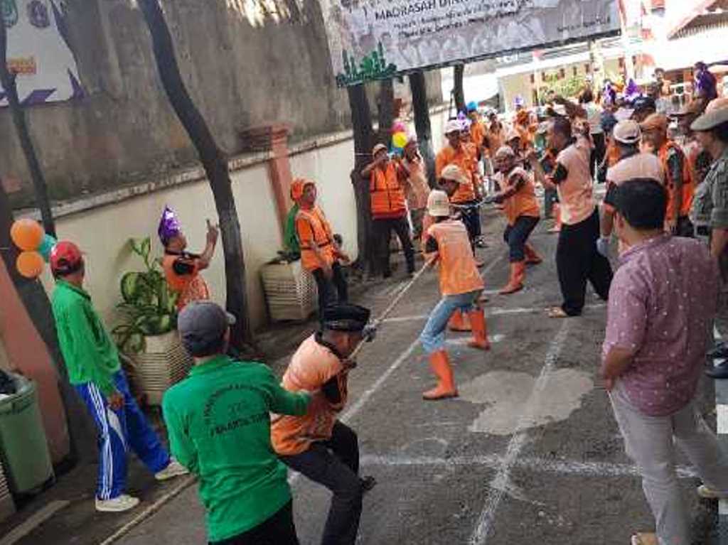 Pegawai Dan PPSU Kelurahan Pal Meriam Ikuti Lomba 17-an