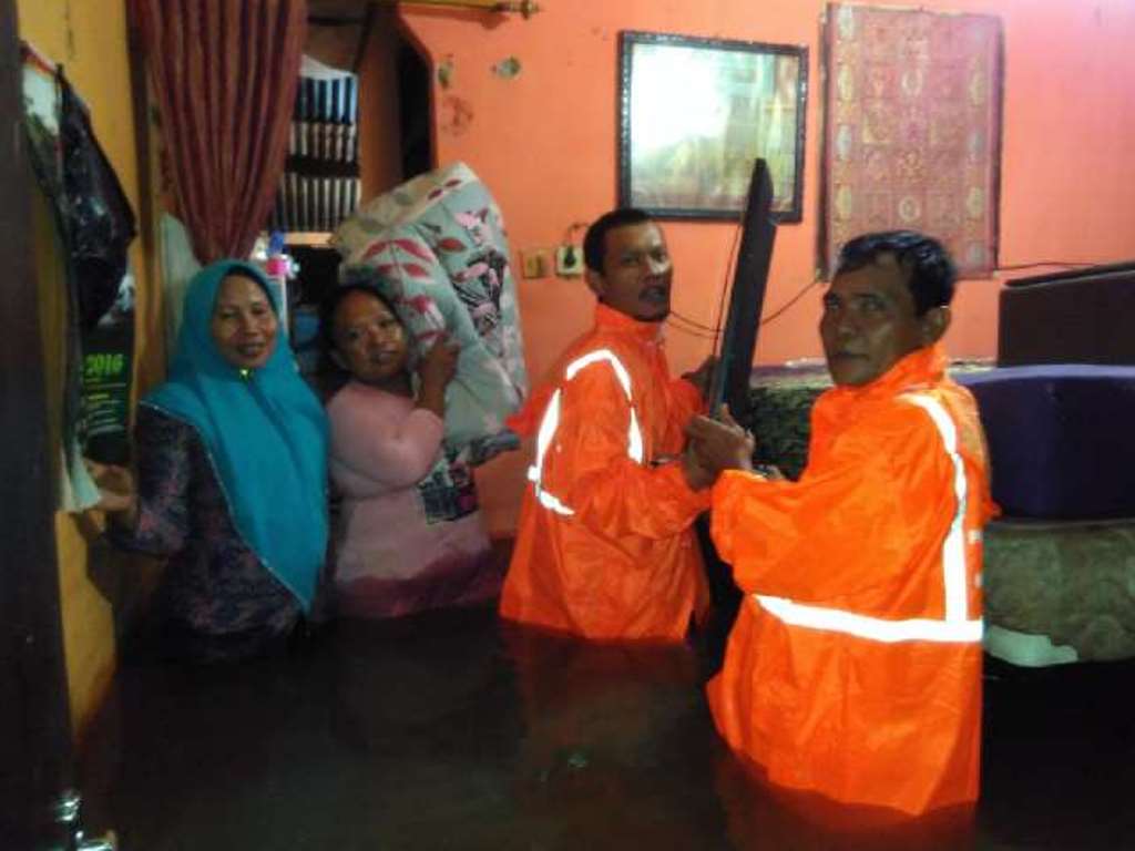 Petugas PPSU Kelurahan Rambutan Dikerahkan Bantu Korban Banjir