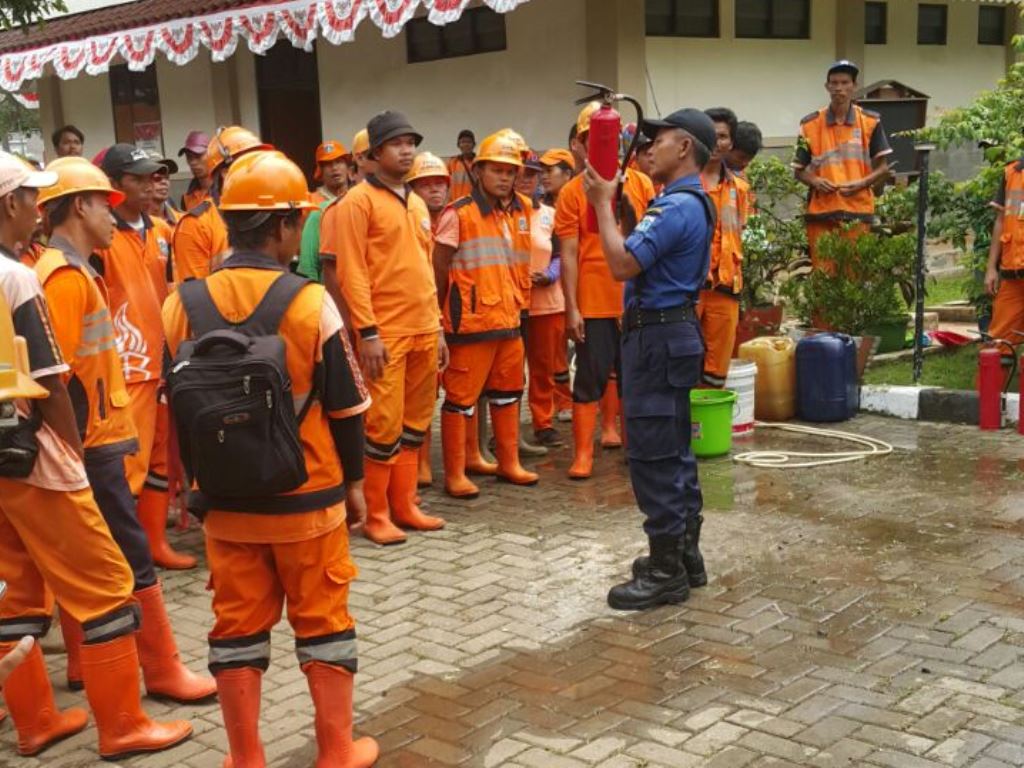 PPSU Kelurahan Bambu Apus Dilatih Jadi Pemadam Kebakaran