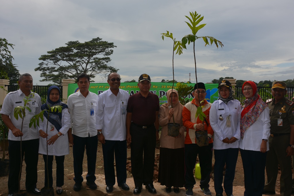 Walikota Tanam 250 Pohon Produktif Di Kelurahan Cilangkap