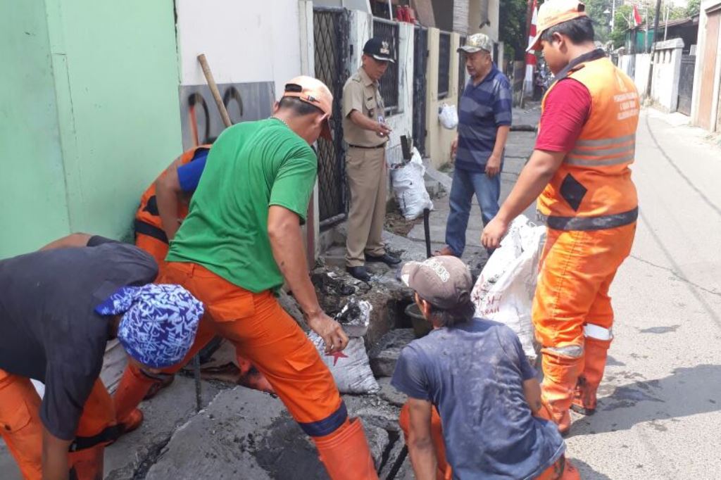 PPSU Kelurahan Batu Ampar Kuras Saluran Di Jalan Kumbang Dan Di Jalan Batu Sari