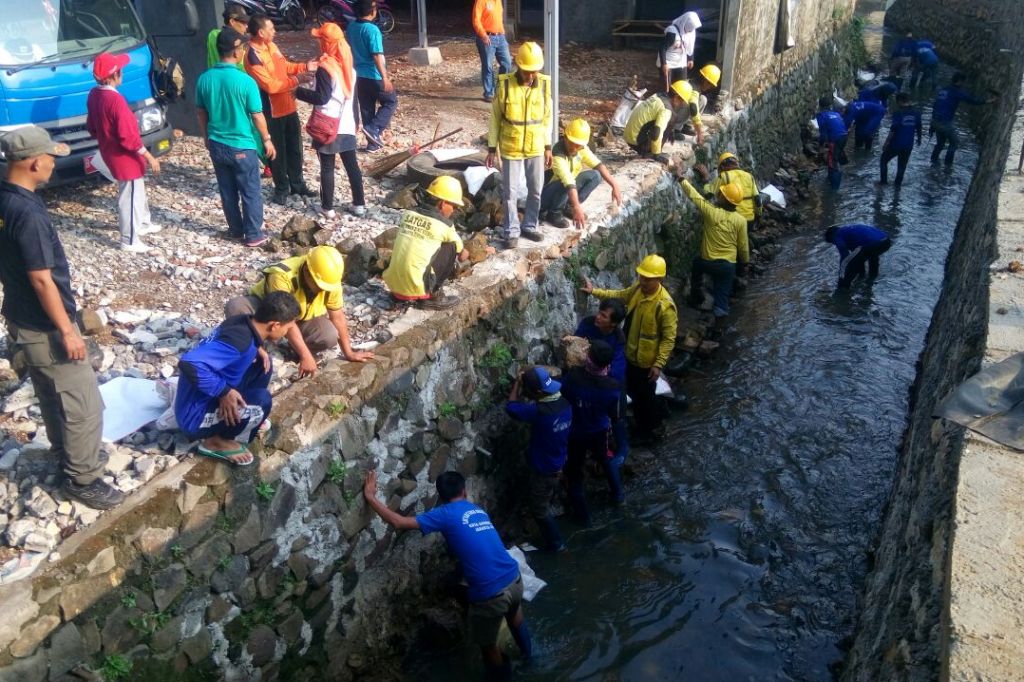 Warga RW 03 Kelurahan Bambu Apus Gotong-Royong Bersihkan PHB Kali Jati