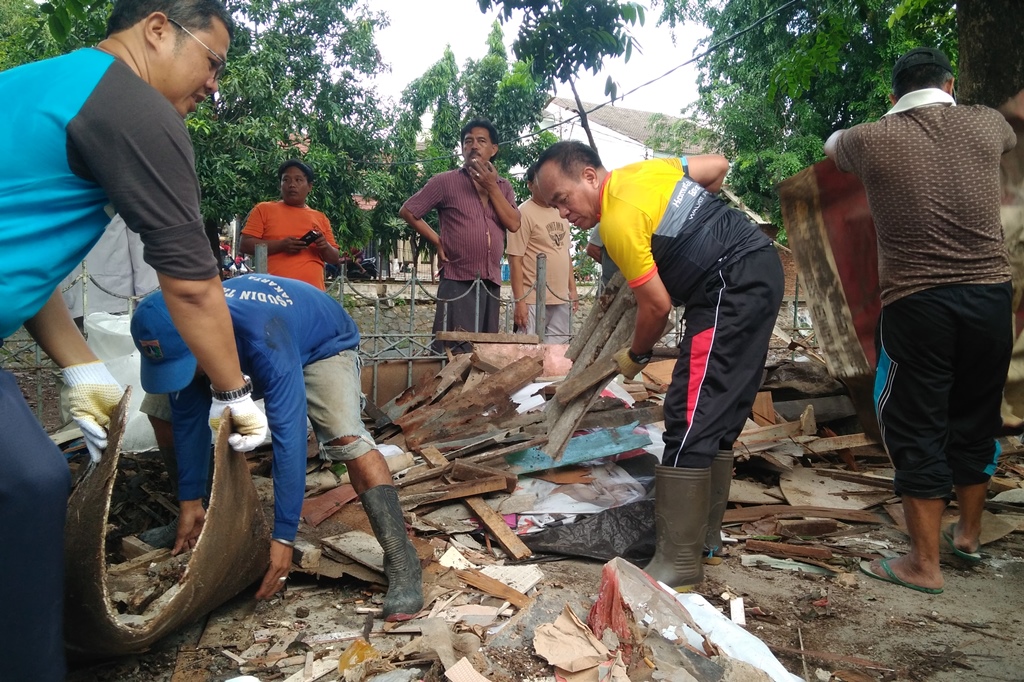 Grebek Sampah Minggu Pagi, Wali Kota Bersama Warga Keruk Saluran RW 10 Kelurahan Pulogadung