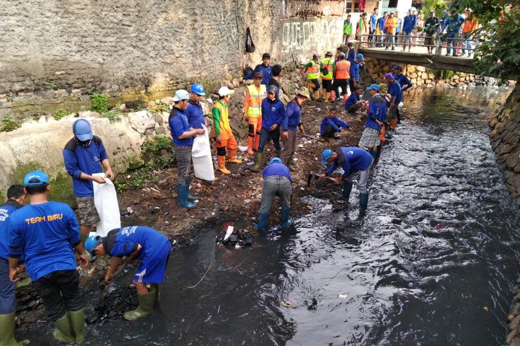 Askesra Pimpin Grebek Sampah Dan AKMP Di Kali Induk RW 06 Kelurahan Batu Ampar