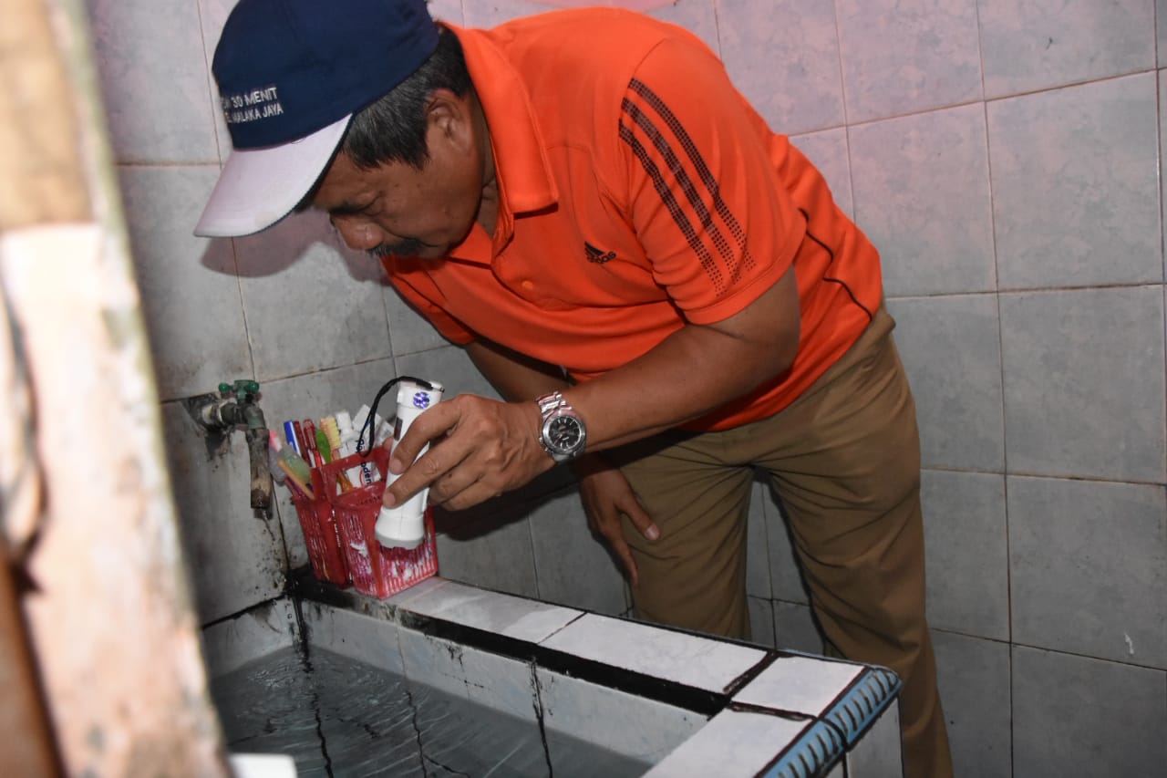 Sekko Jaktim : Tidak Ada Jentik Nyamuk Walaupun Lingkungan Padat Di RW 001 Kelurahan Tengah