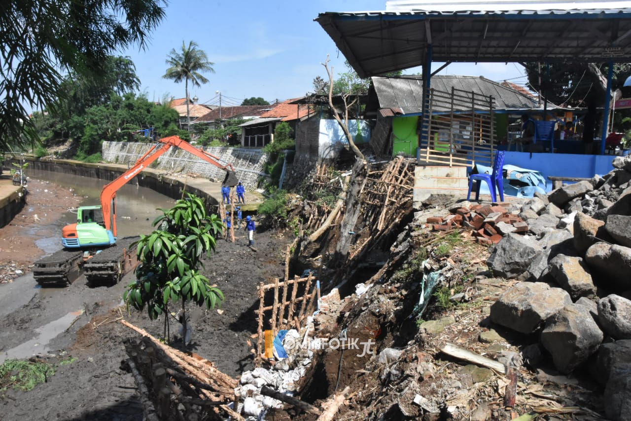 Khawatir Longsor Susulan, Kelurahan Kebon Manggis Pasang Beronjong