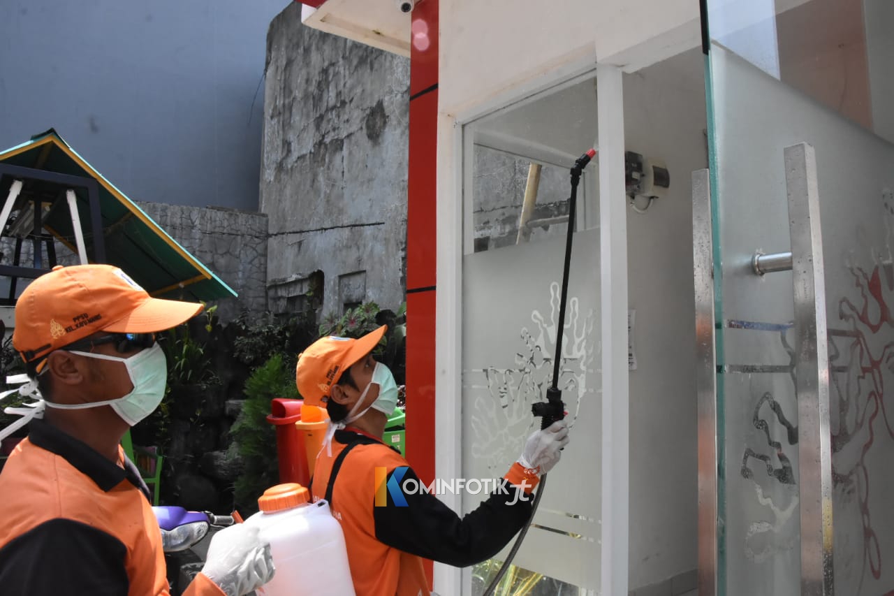 Waspada Covid-19, Kelurahan Kayu Manis Semprot Disinfektan di Area Publik