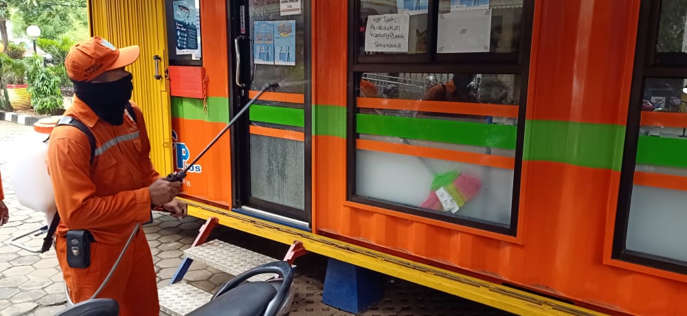 Pelayanan Tutup Sementara,Kantor Kelurahan Rawa Bunga Disemprot Disinfektan