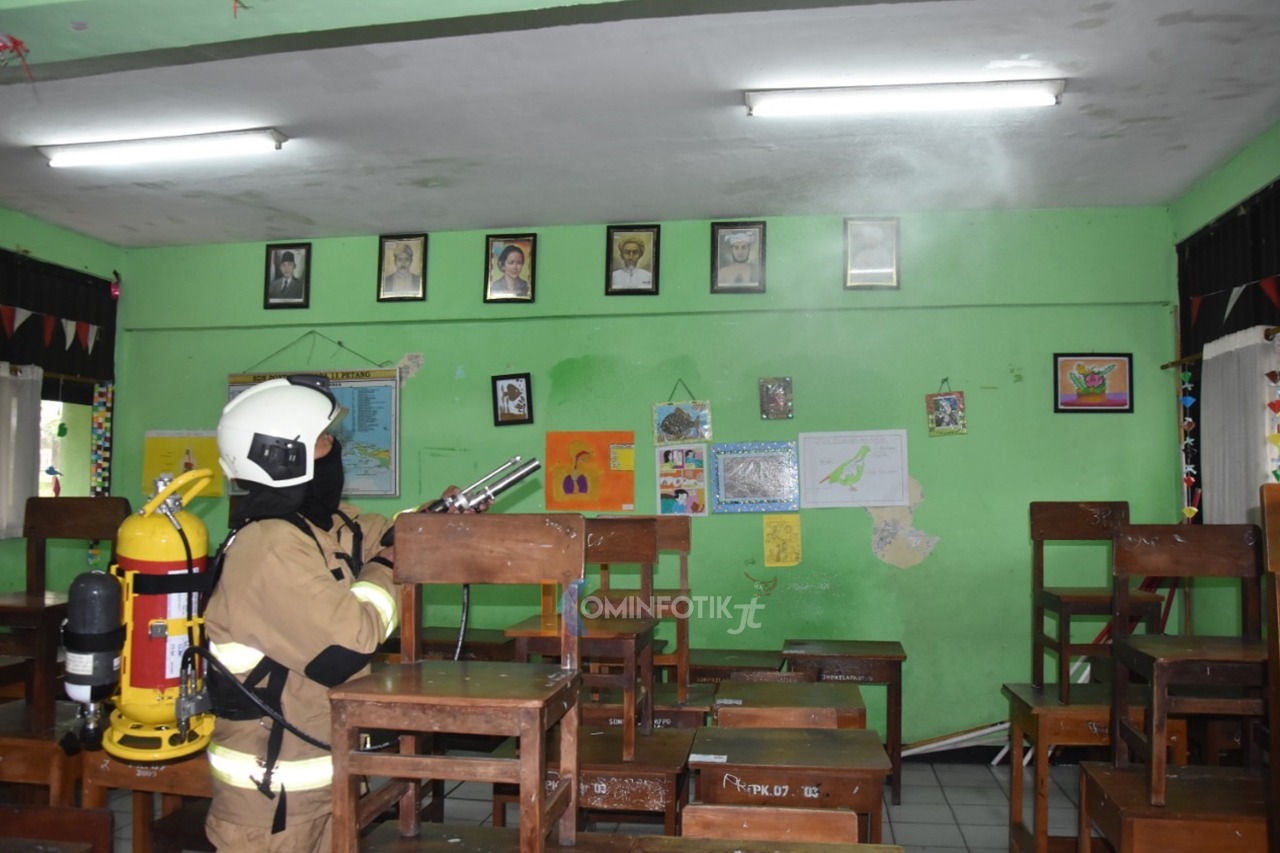 Kelurahan Pondok Kelapa Semprot Disinfektan Fasilitas Publik