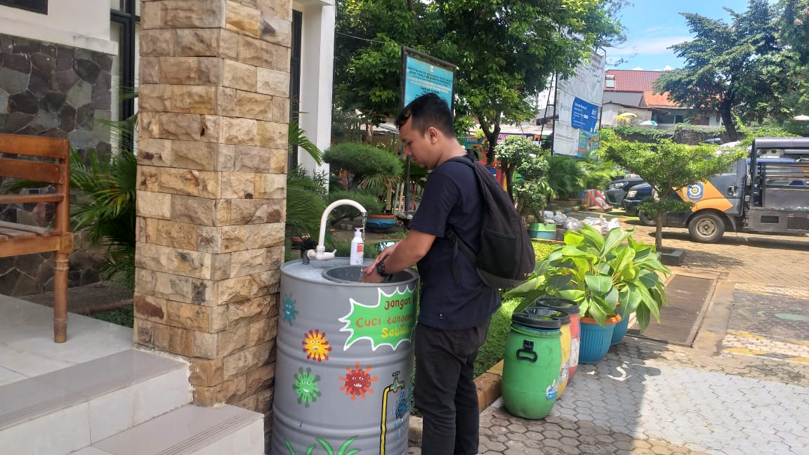 Kelurahan Ciracas Sulap Tong Jadi Tempat Cuci Tangan Unik
