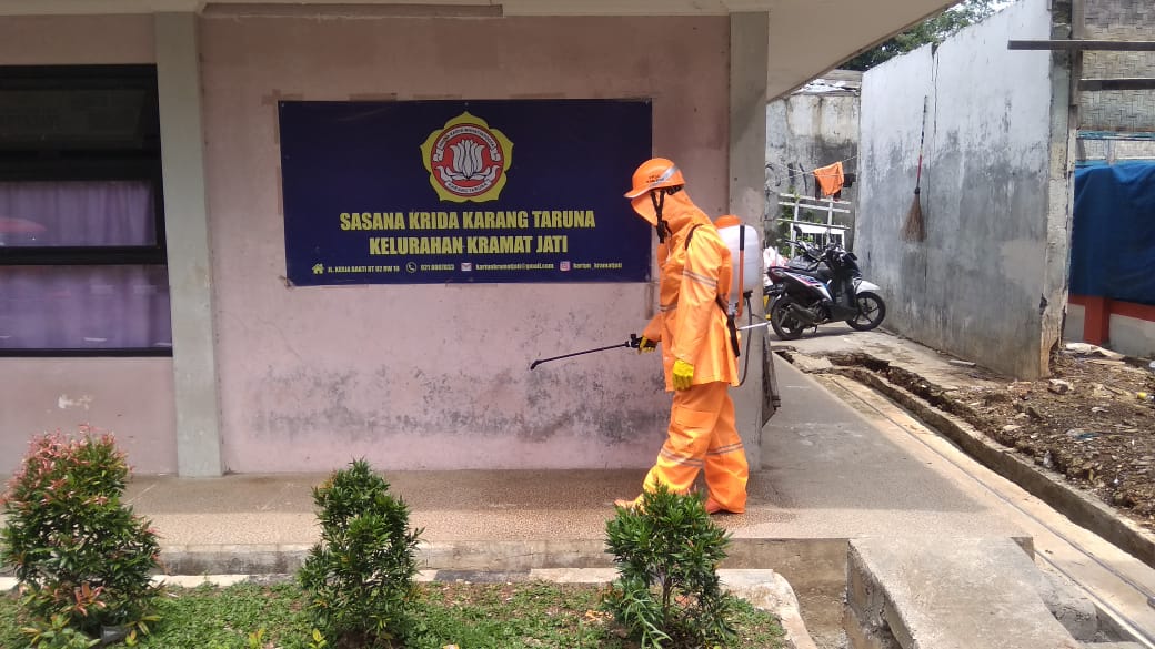 Cegah Covid-19, Kelurahan Kramat Jati Semprot Disinfektan di Sarana Publik