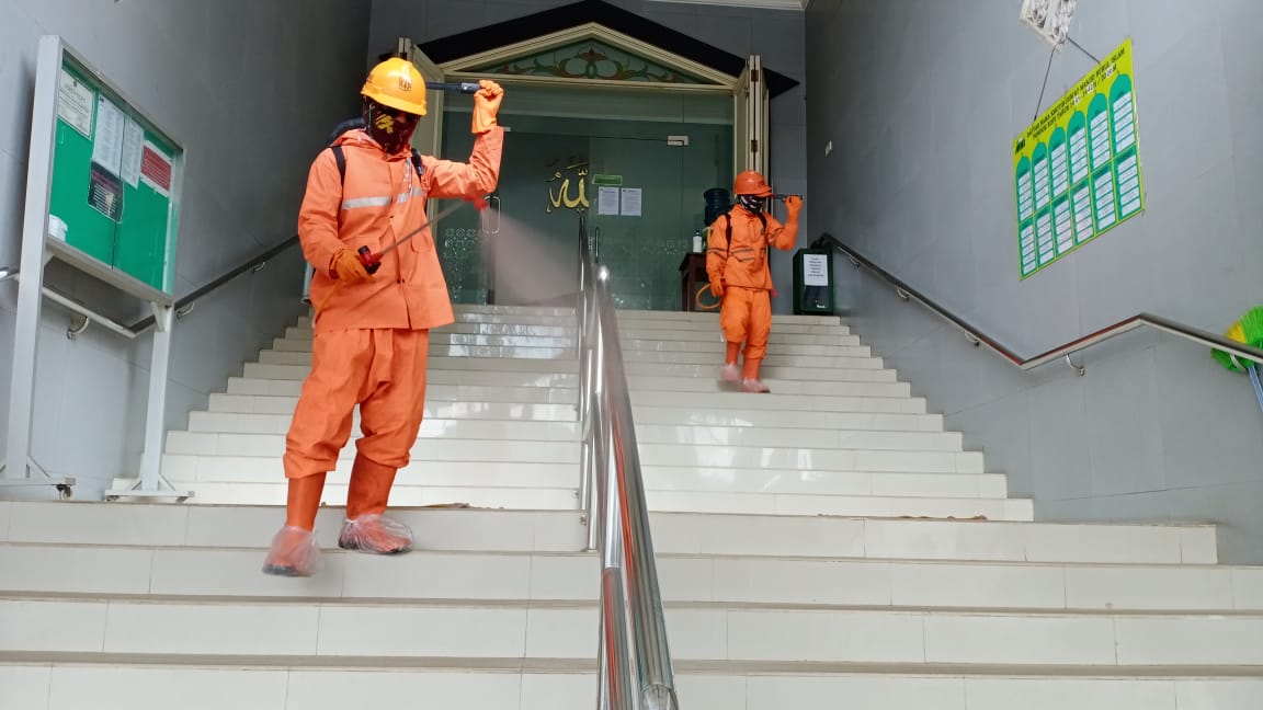 65 Area Publik di Kelurahan Pondok Kopi Disemprot Disinfektan