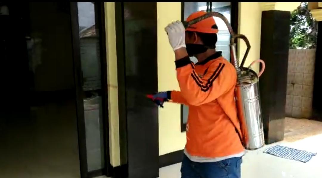 Petugas Gabungan Kelurahan Cilangkap Semprot Disinfektan di Musala