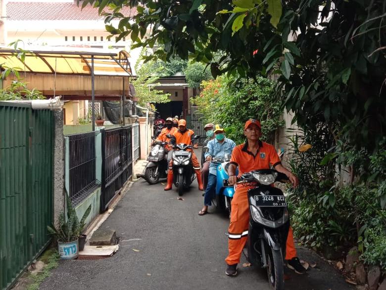 Kelurahan Lubang Buaya Sosialisasikan Larangan Berkumpul kepada Warga