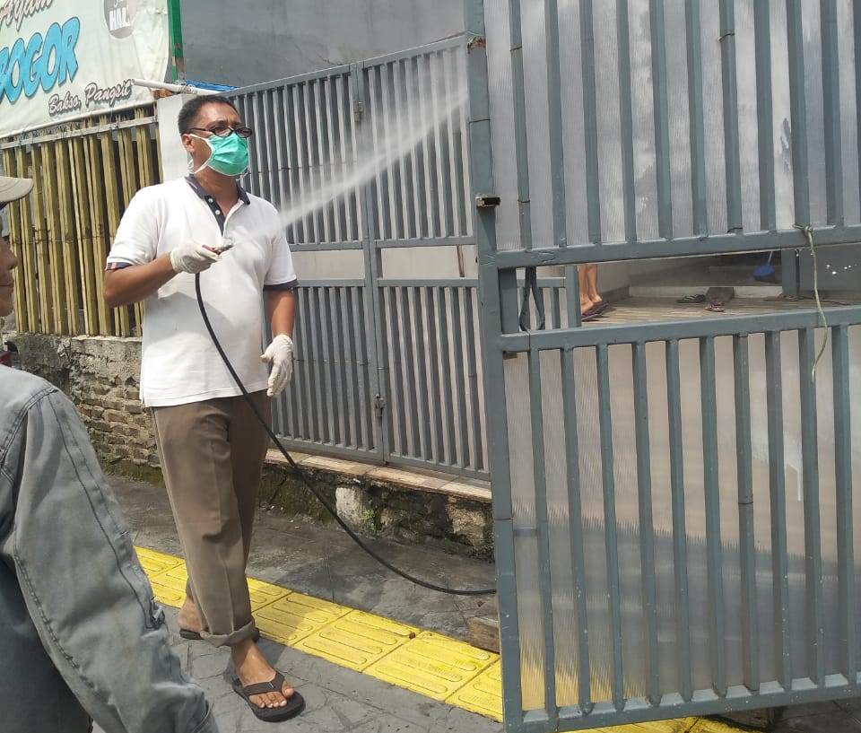 Warga Kelurahan Rawa Bunga Gencar Semprot Disinfektan Mandiri