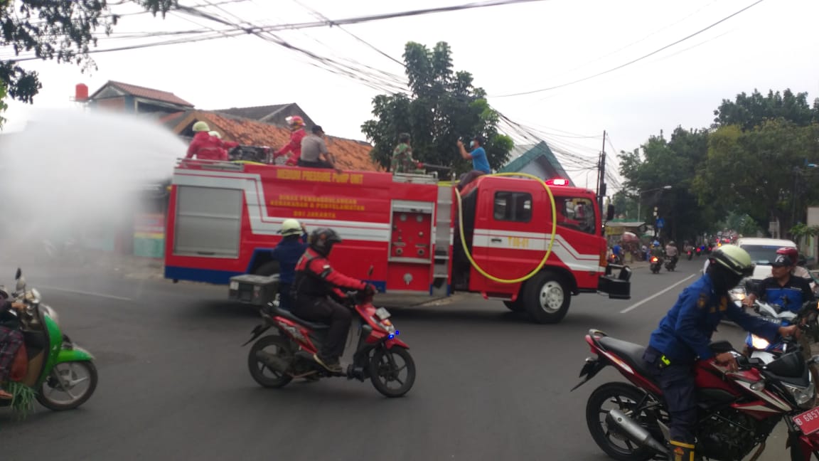 Antisipasi, Wilayah Kelurahan Ciracas Dua Kali Gelar Semprot Disinfektan