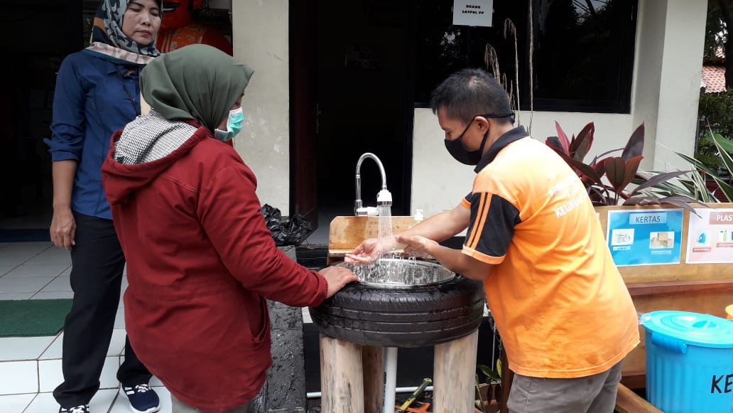 Kelurahan Lubang Buaya Buat Tempat Cuci Tangan Kreatif