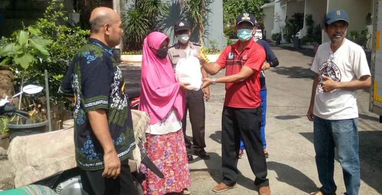 Kelurahan Setu Bersama Lembaga Masyarakat Membagikan Sembako untuk Warga