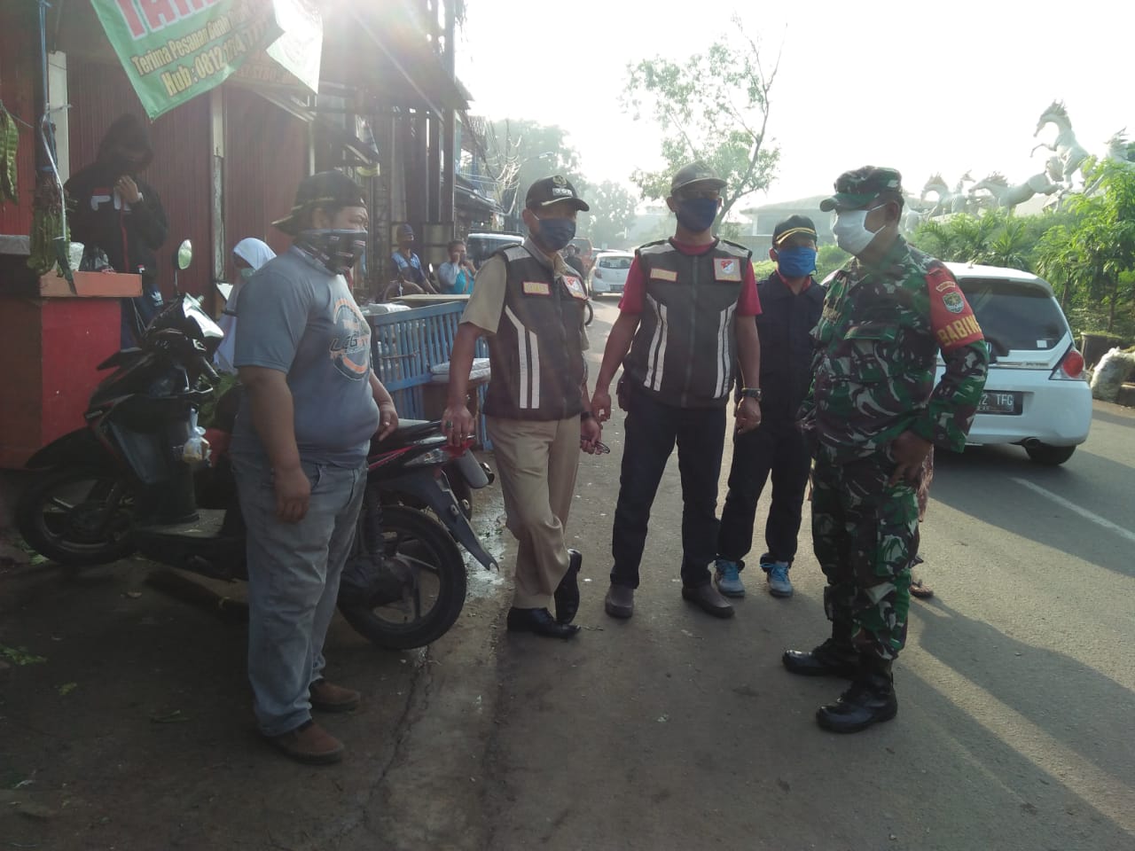 Kelurahan Ciracas Minta Pedagang dan Pembeli di Pasar Patuhi Arahan PSBB