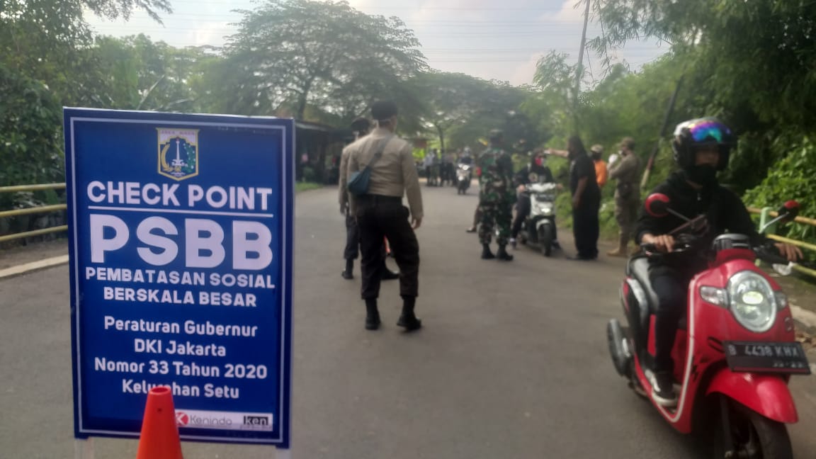 Kelurahan Setu Cek Suhu Tubuh Pengendara di Jalur Perbatasan Bekasi-Jakarta