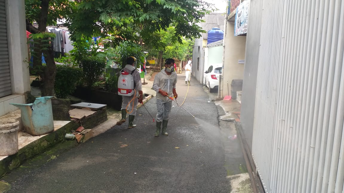 RW 03 Kelurahan Cilangkap Disemprotkan Disinfektan