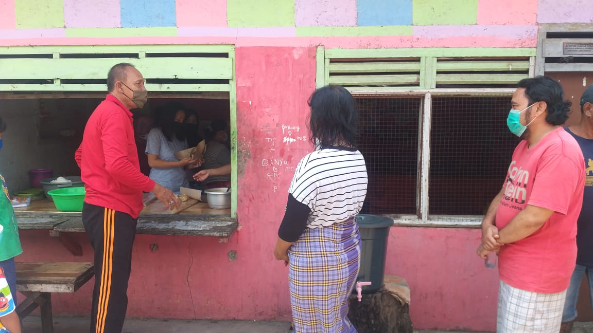 RW 01 Kelurahan Ciracas Berbagi Makan Siang kepada Warga Terdampak COVID-19