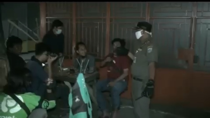 Petugas Gabungan Kelurahan Pondok Kopi Patroli Bubarkan Kerumunan Warga