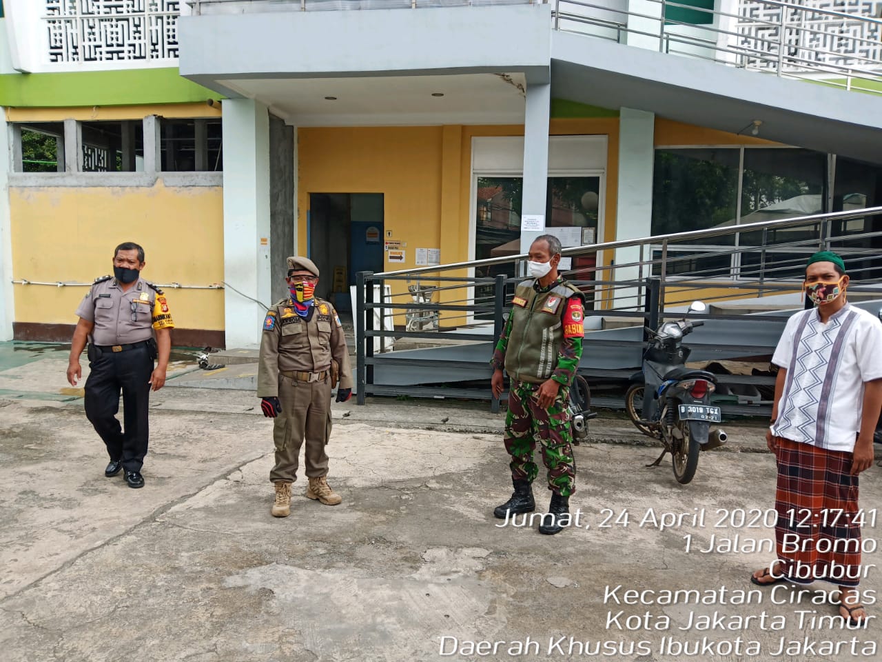Satpol PP Kelurahan Cibubur & Ciracas Awasi Tempat Ibadah saat Salat Jumat