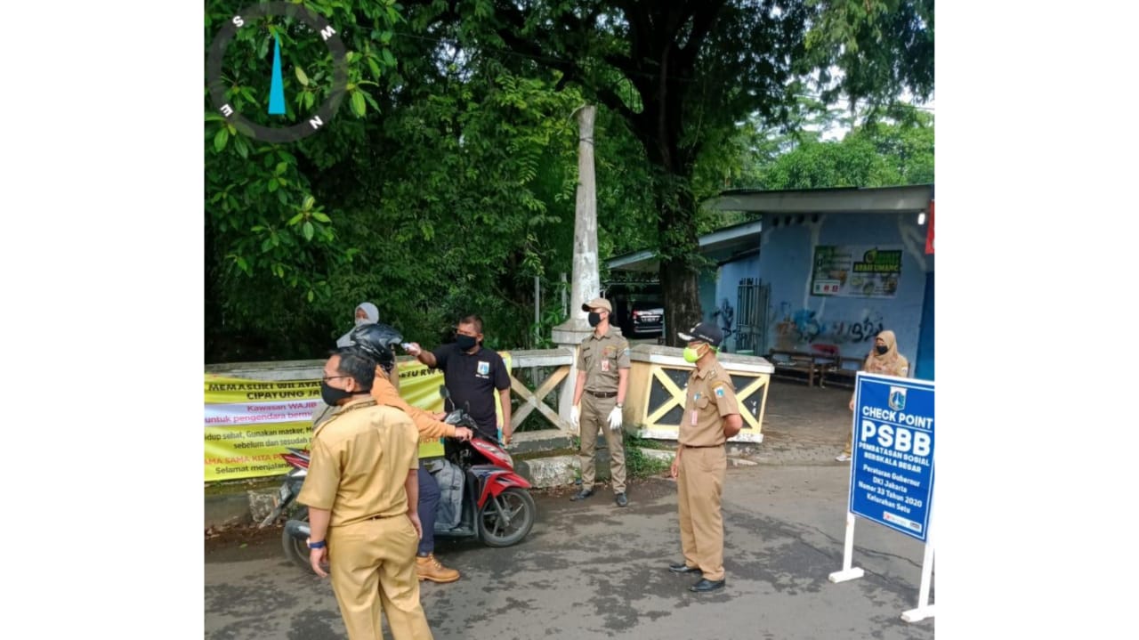Pengendara di Jalan Kramat Kelurahan Setu Patuh Arahan PSBB