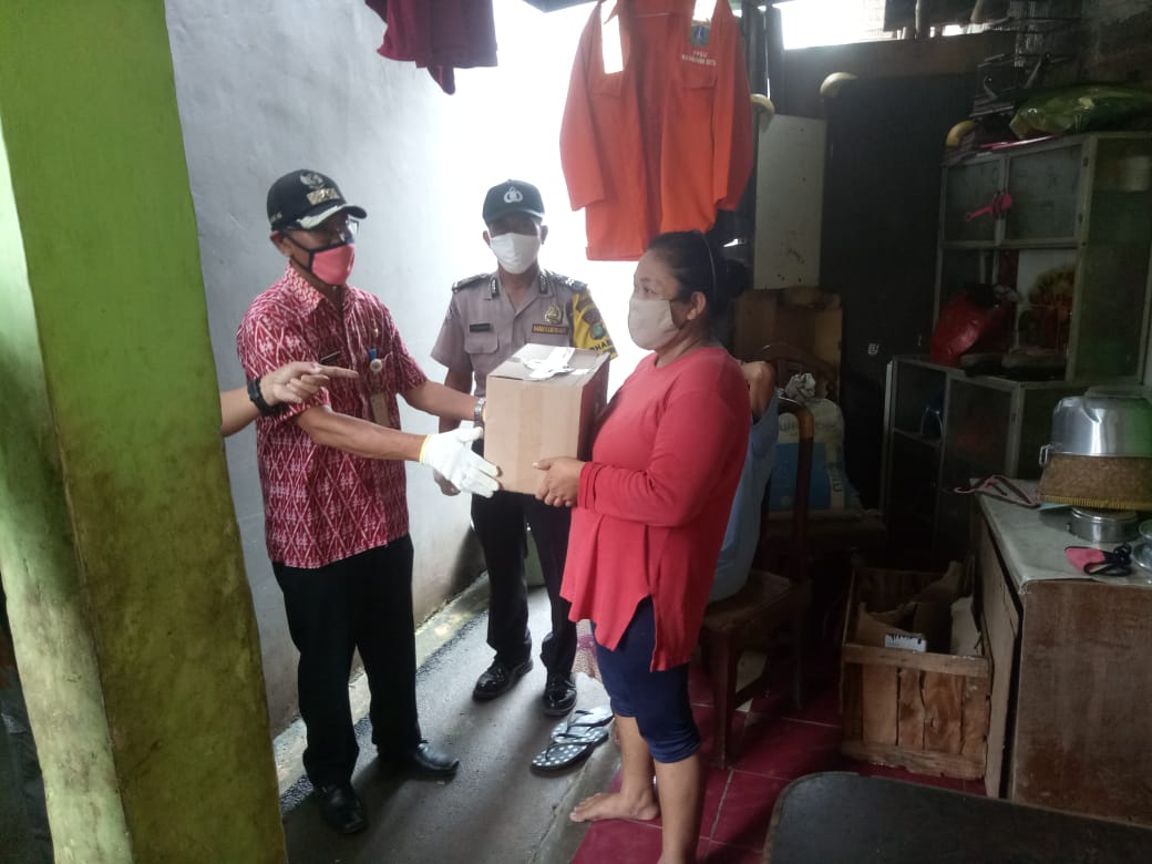 100 Warga Kelurahan Setu Terima Bantuan Paket Sembako