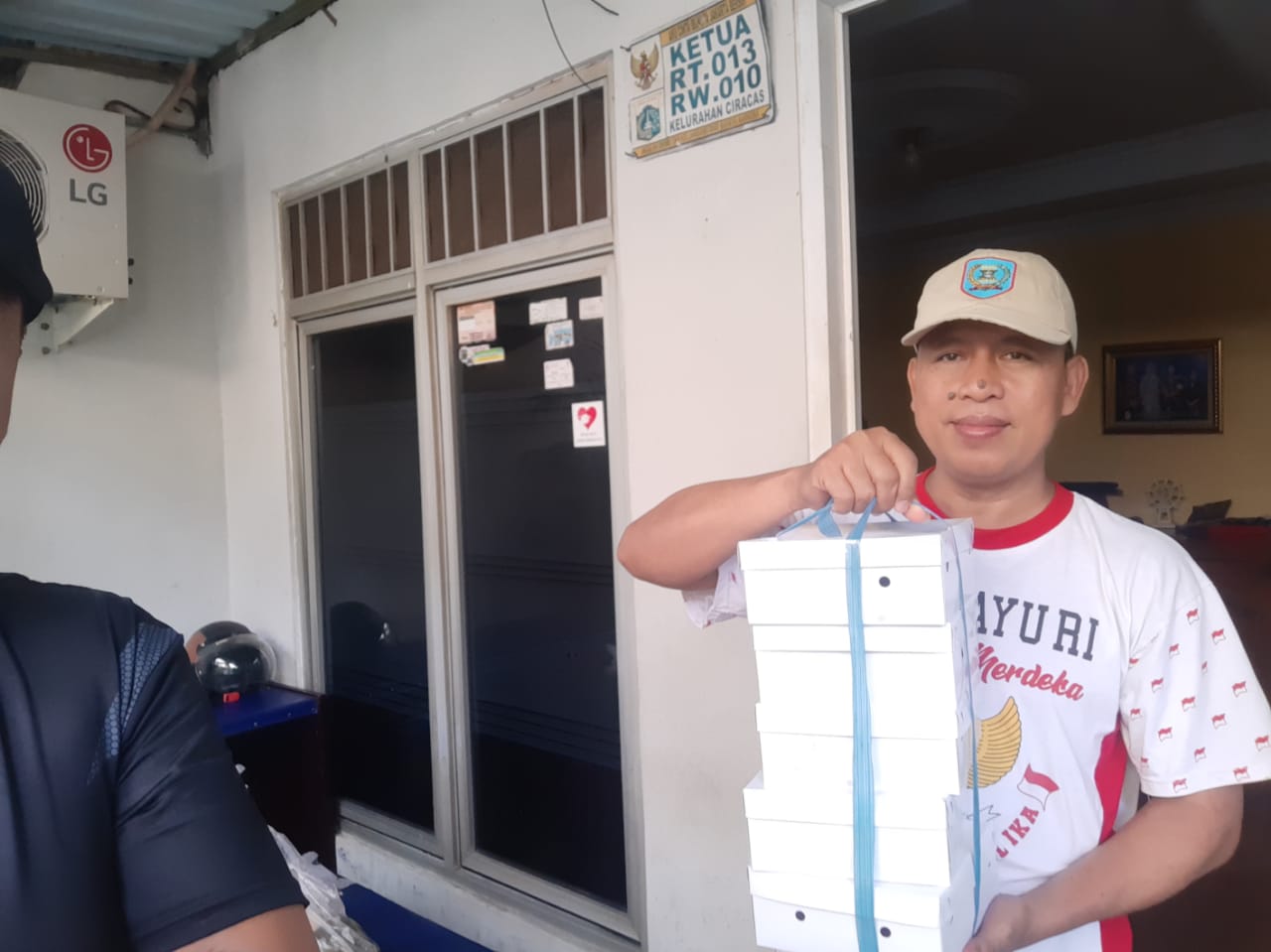 RW 10 Kelurahan Ciracas Berbagi Makan untuk Warga Terdampak COVID-19