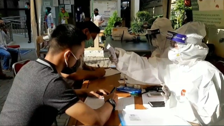 Ratusan Warga Kelurahan Kayu Manis Ikuti Rapid Tes COVID-19