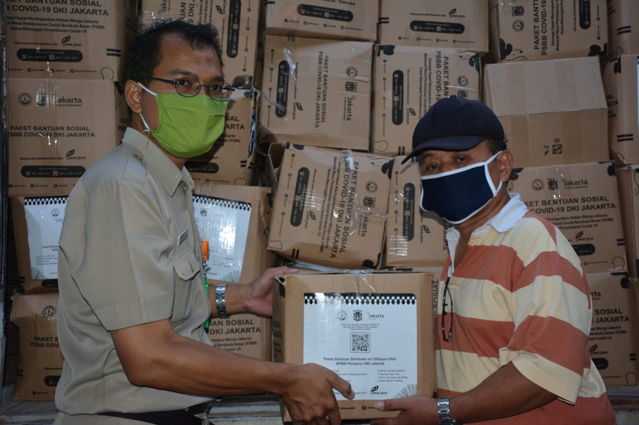 Ribuan Paket Bansos Diterima Warga Kelurahan Rawamangun
