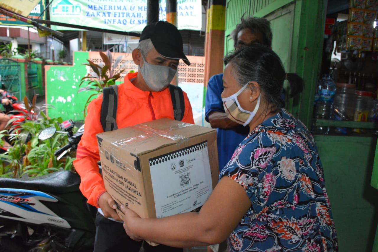 11.419 Paket Bansos Disalurkan untuk Warga Kelurahan Pondok Bambu