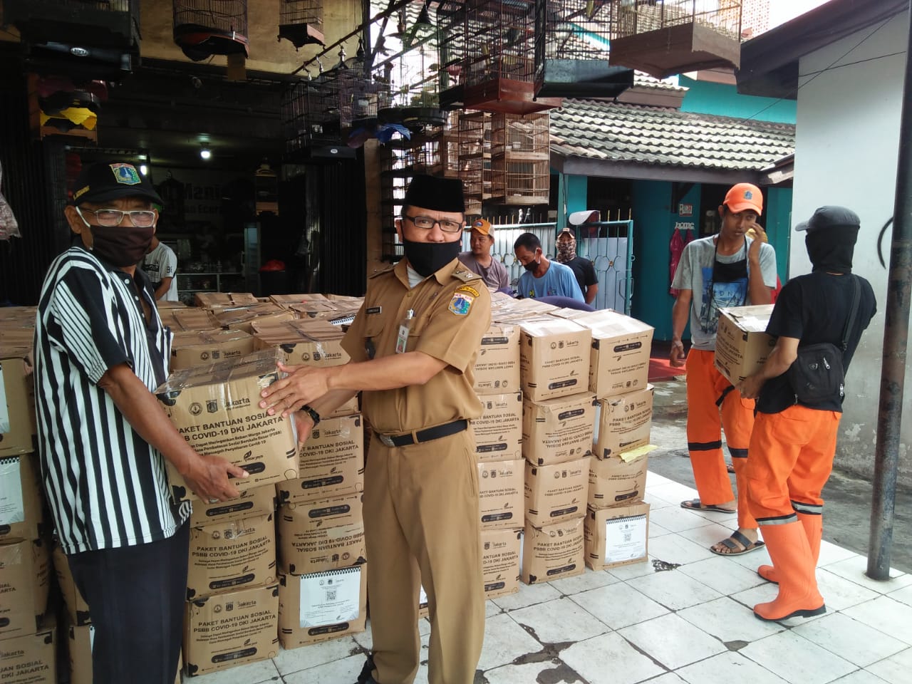 Warga Kelurahan Batu Ampar Terima 10.579 Paket Bansos Pemprov DKI Jakarta