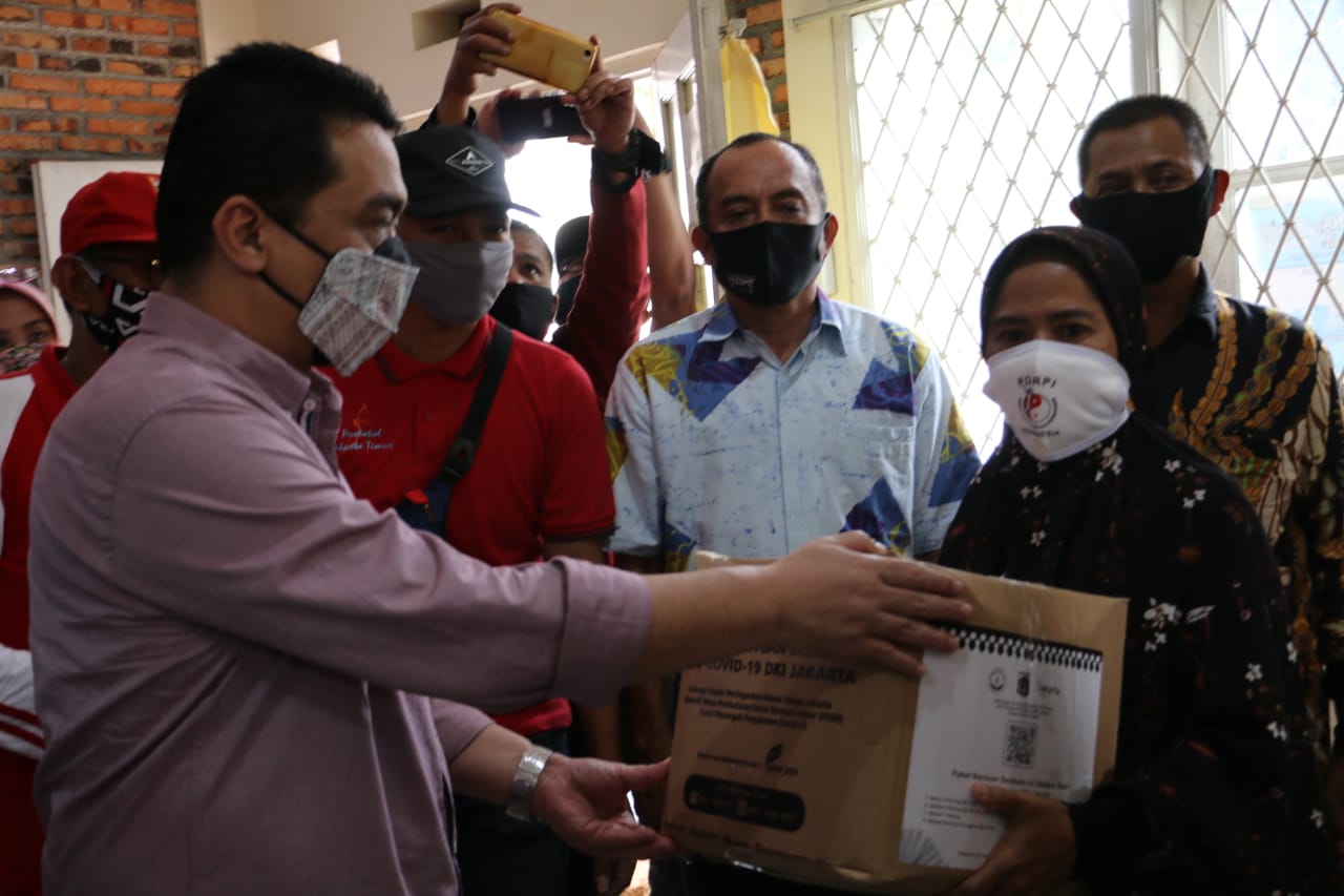 Wagub DKI Jakarta Pantau Pembagian Bansos Tahap 2 di Kelurahan Rambutan