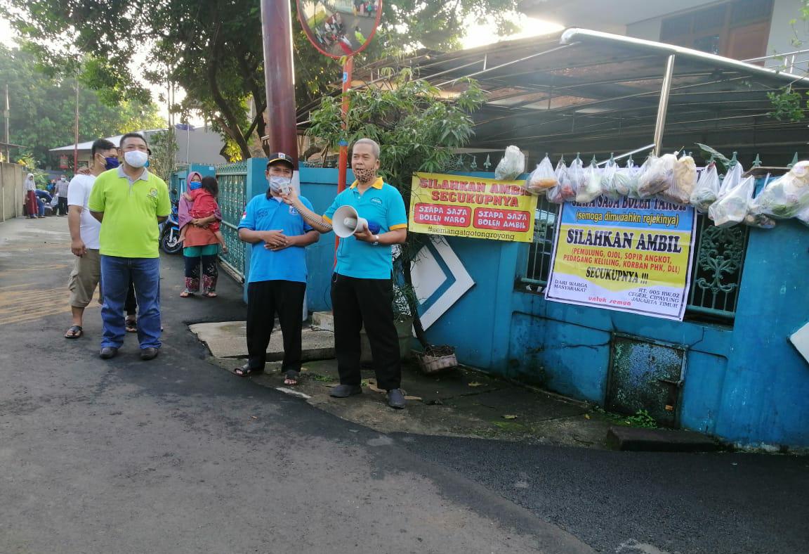 Warga Kelurahan Ceger Berbagi Bersama Warga Terdampak COVID-19