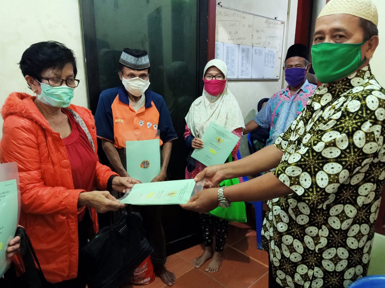 527 Sertifikat Tanah Program PTSL Dibagikan kepada Warga Kelurahan Ciracas