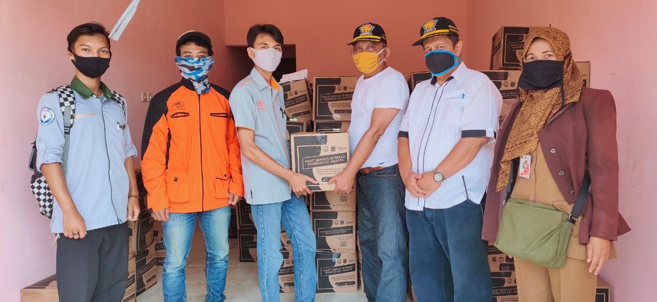 19 RW Kelurahan Penggilingan Terima Bansos dari Pemprov DKI Tahap IV