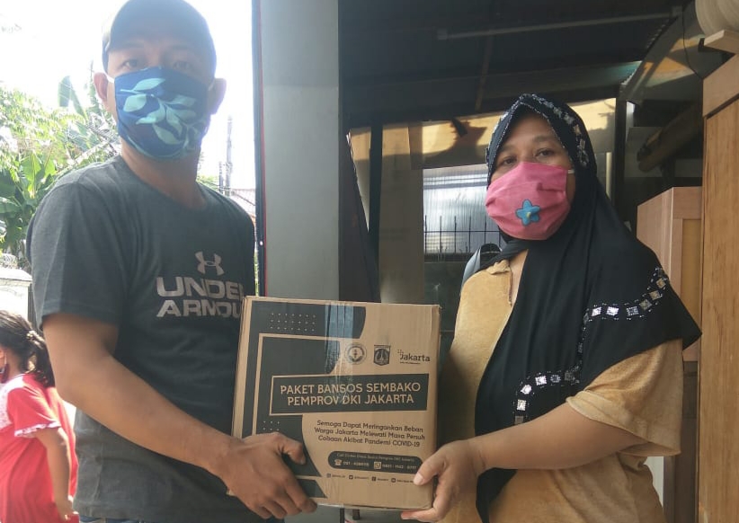 Kelurahan Duren Sawit Bagikan Ribuan Paket Bansos Pemprov DKI Tahap IV