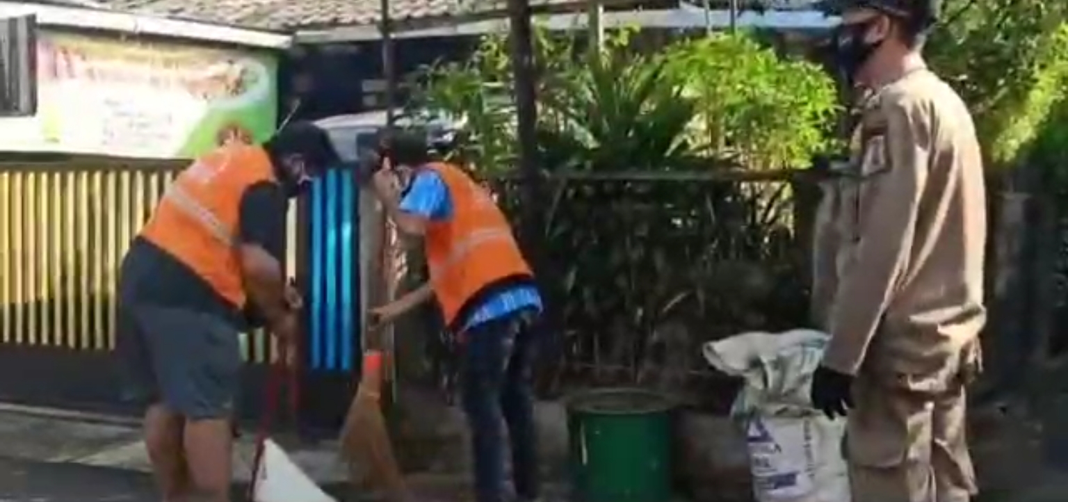 Petugas Gabungan Kelurahan Kalisari Beri Sanksi Sosial Pada 15 Pelanggar