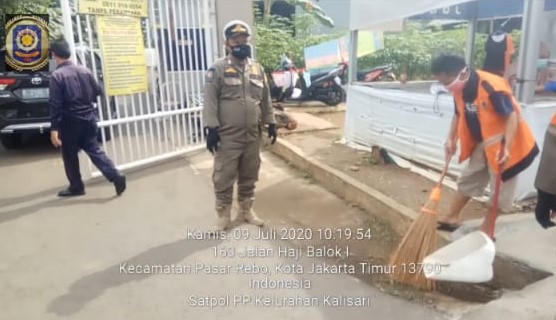 Petugas Gabungan Kelurahan Kalisari Beri Sanksi Sosial Bagi Pelanggar PSBB