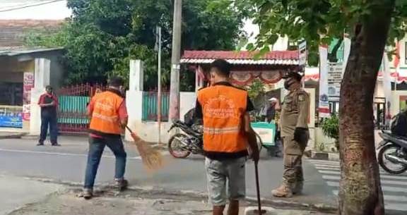 Pelanggar PSBB Masa Transisi di Depan Kelurahan Kalisari Dihukum Sapu Jalan