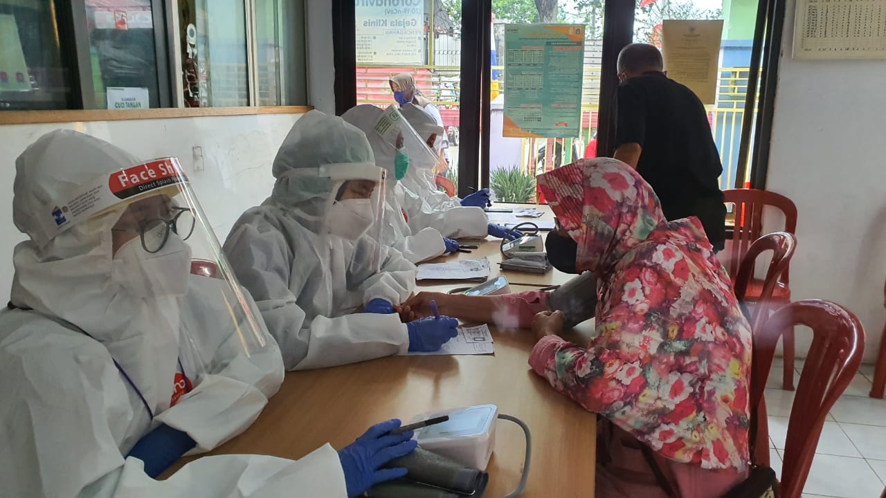 100 Warga RW 03 Kelurahan Cibubur Jalani `Rapid Test` dan `Swab Test